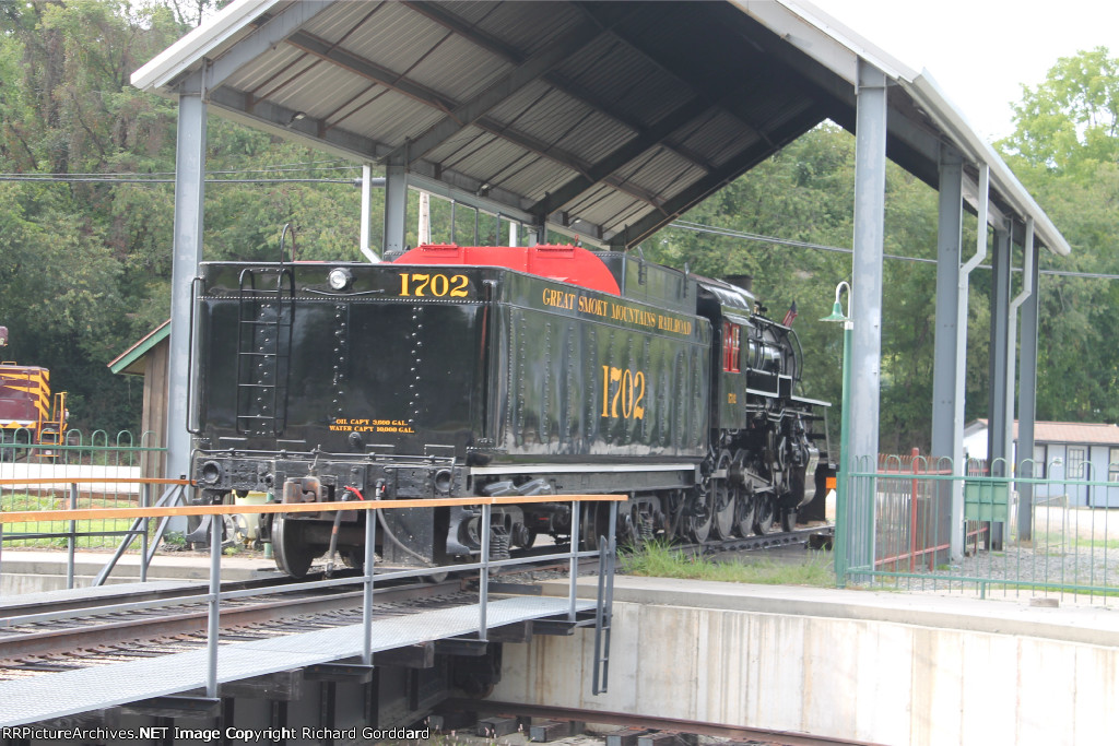 GSMR 1702 tender hangs over the turntable 